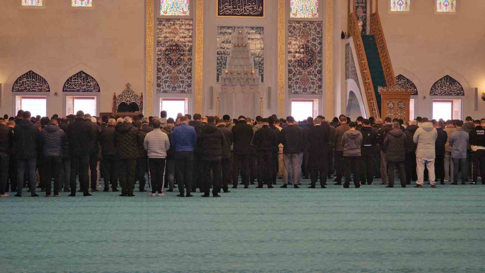 Cumhurbaşkanı Erdoğan’ın açtığı Uzun Mehmet Camii’nde Ramazan ayının ilk cuma namazı kılındı
