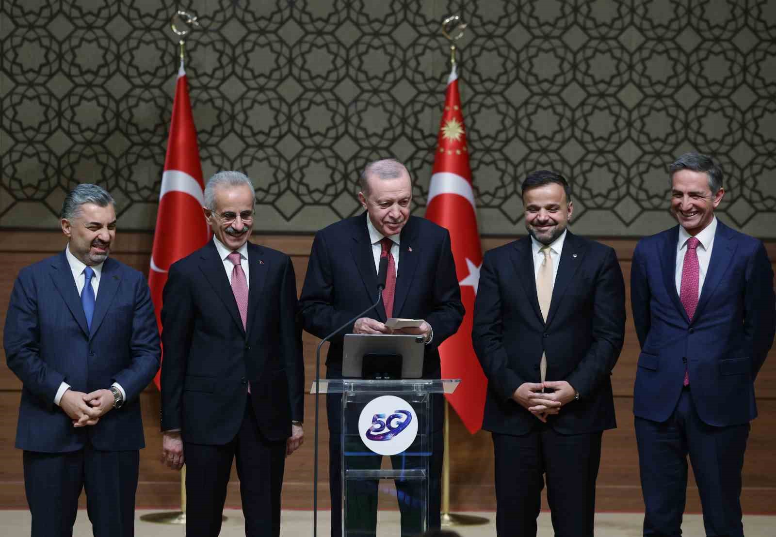 Cumhurbaşkanı Erdoğan’ın butona basmasıyla Türkiye’de 5G teknolojisine geçildi
Cumhurbaşkanı Erdoğan’ın butona basmasıyla Türkiye’de 5G teknolojisine geçildi