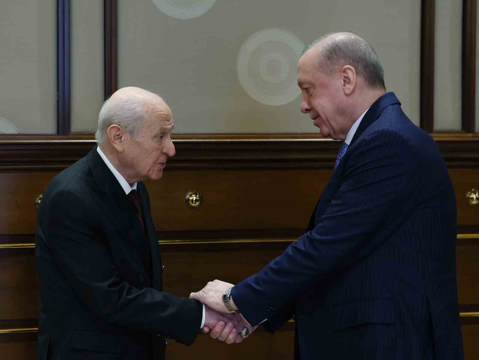 Cumhurbaşkanı Recep Tayyip Erdoğan ile MHP Genel Başkanı Devlet Bahçeli’nin görüşmesi başladı.
