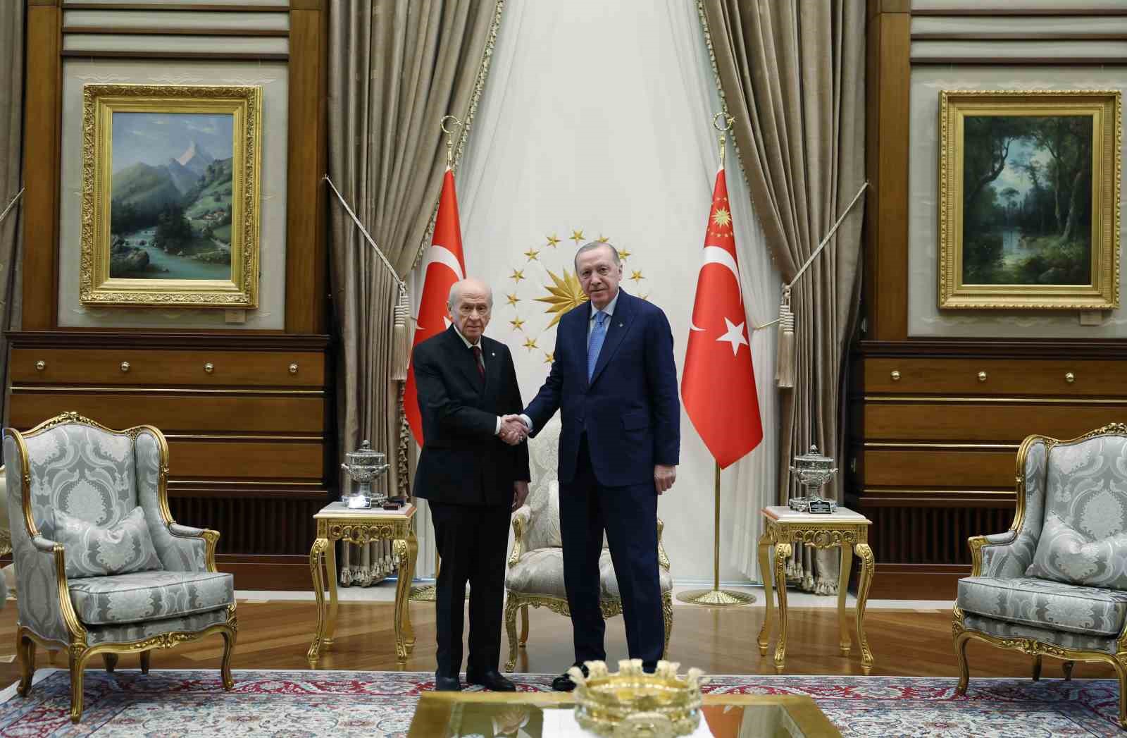 Cumhurbaşkanı Recep Tayyip Erdoğan ile MHP Genel Başkanı Devlet Bahçeli’nin görüşmesi başladı.
