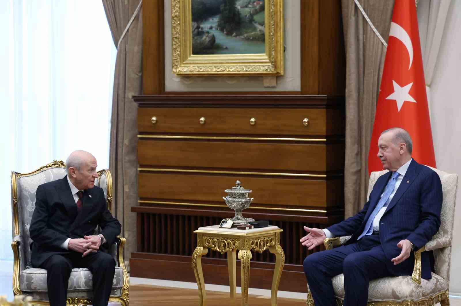 Cumhurbaşkanı Recep Tayyip Erdoğan ile MHP Genel Başkanı Devlet Bahçeli’nin görüşmesi başladı.
