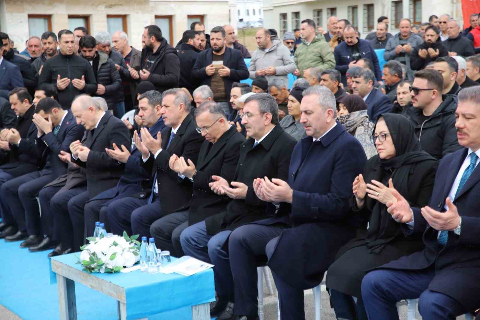 Cumhurbaşkanı Yardımcısı Yılmaz: "Merkezi bütçeden deprem harcamalarına yaklaşık 90 milyar dolarlık kaynak ayırdık"
