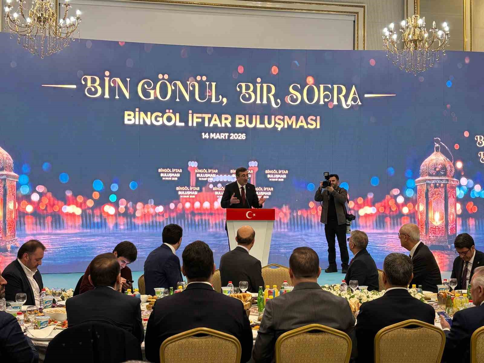 Cumhurbaşkanı Yardımcısı Yılmaz: "Savaşlardan uzaklaşılması yönünde her türlü gayreti sarf ederken bir taraftan da iç cephemizi kuvvetlendirmeliyiz"
Cumhurbaşkanı Yardımcısı Yılmaz: "Savaşlardan uzaklaşılması yönünde her türlü gayreti sarf ederken bir taraftan da iç cephemizi kuvvetlendirmeliyiz"