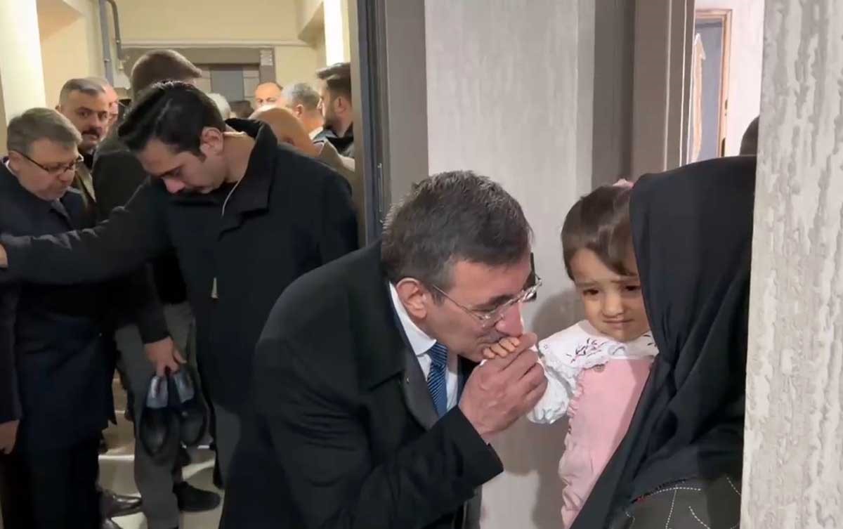 Cumhurbaşkanı Yardımcısı Yılmaz’dan depremzede aileye ziyaret
