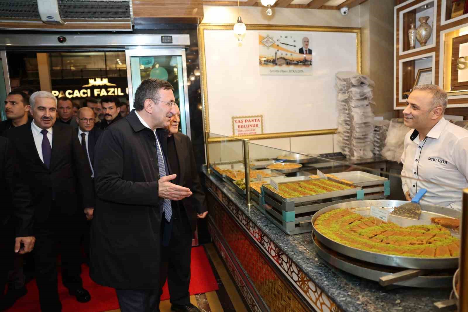 Cumhurbaşkanı Yardımcısı Yılmaz’dan Diyarbakır’da ‘tatlı’ molası
