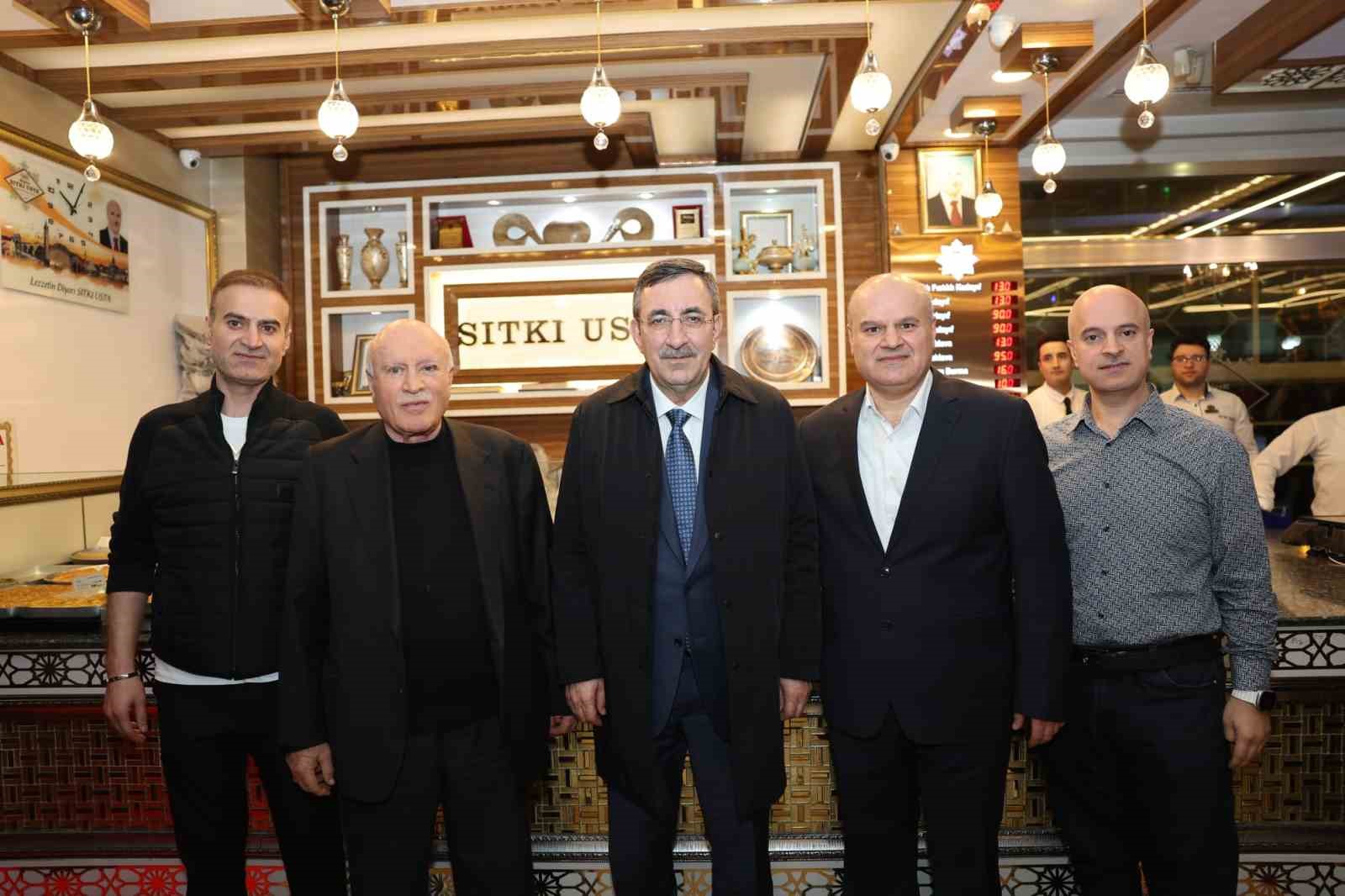 Cumhurbaşkanı Yardımcısı Yılmaz’dan Diyarbakır’da ‘tatlı’ molası
