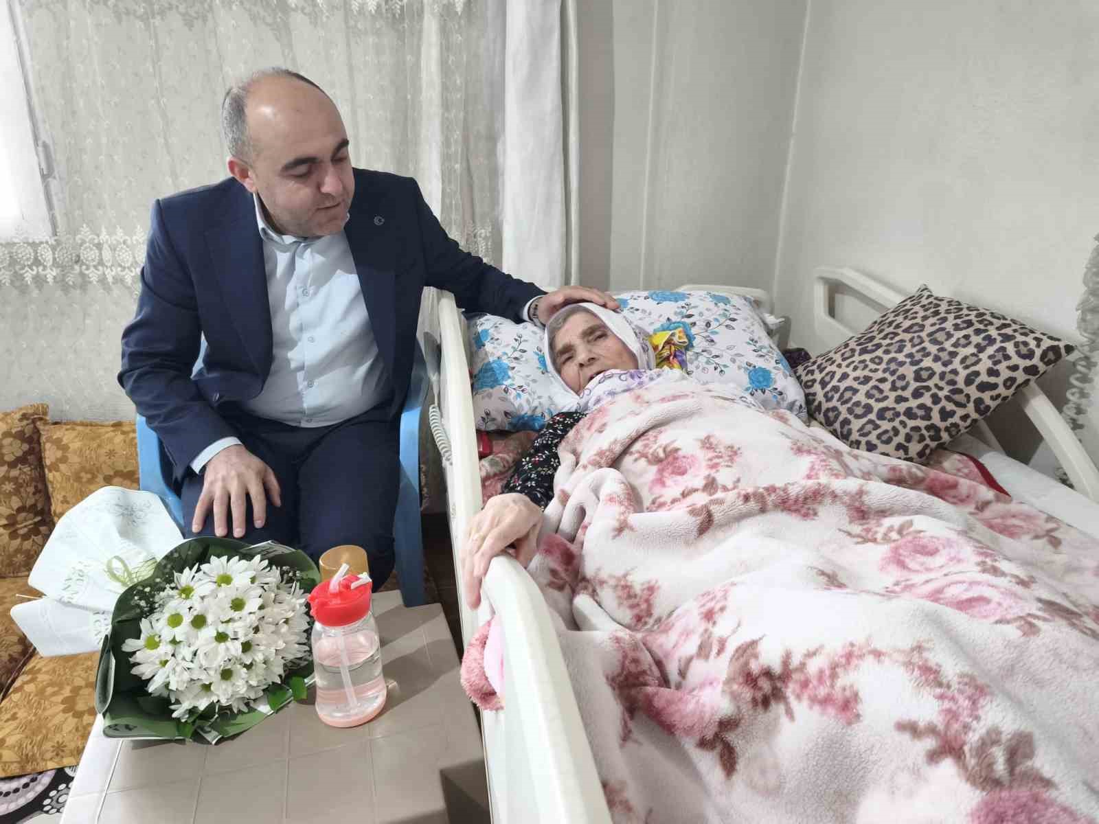 Cumhuriyetin tanığı 113 yaşındaki Cemile ninenin Kadınlar Günü kutlandı
