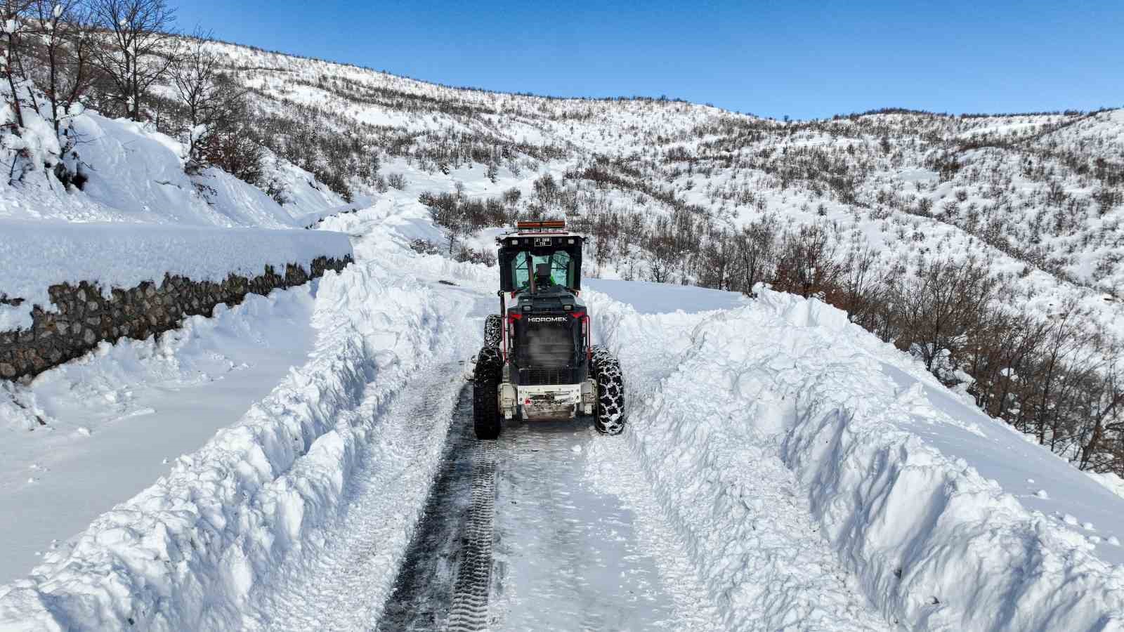 Çüngüş’te bin 500 metre rakımda yollar kardan temizleniyor
