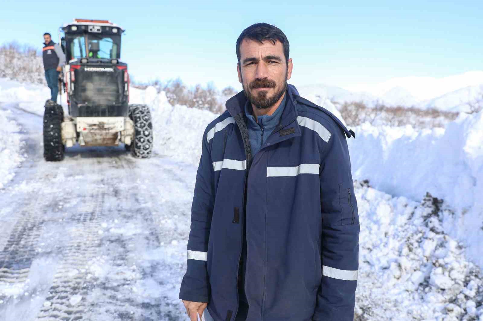 Çüngüş’te bin 500 metre rakımda yollar kardan temizleniyor

