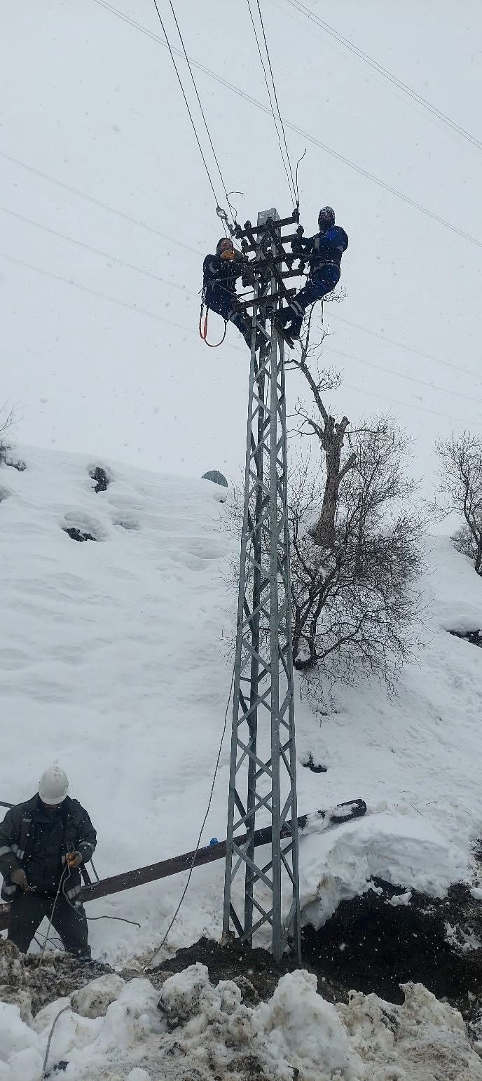 Çüngüş’te devrilen elektrik direkleri onarıldı
