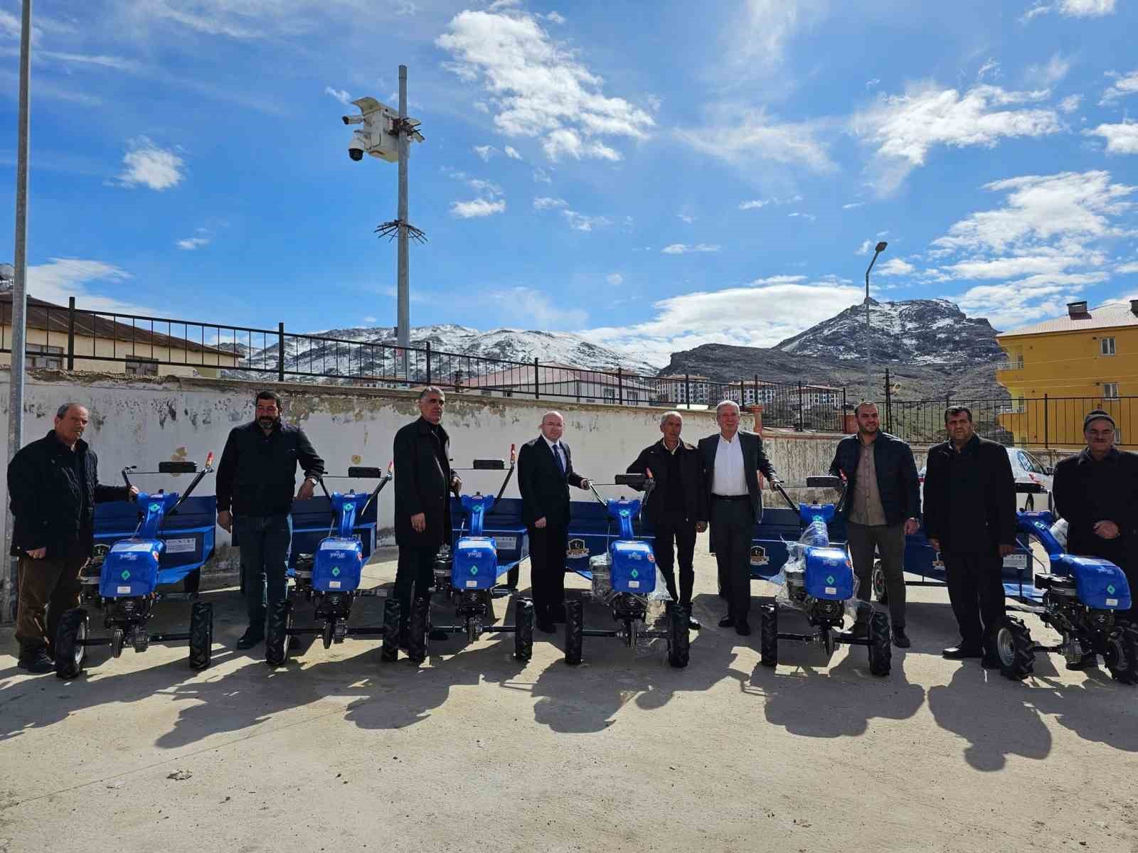 Çüngüş’te üreticilere tarım aletleri dağıtıldı
