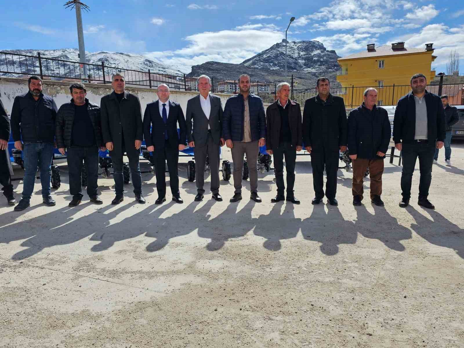 Çüngüş’te üreticilere tarım aletleri dağıtıldı
