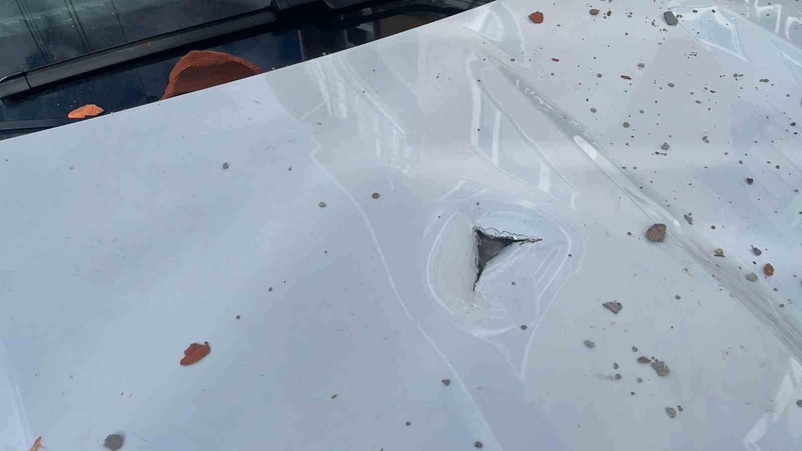 Çürüyen baca otomobilin üzerine yıkıldı
