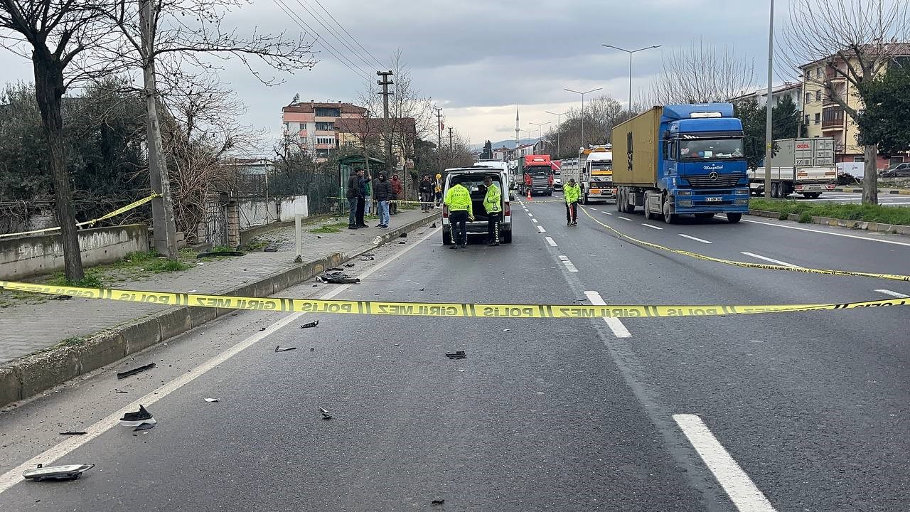 D-650’de feci kaza: Otomobilin çarptığı anne yaralandı, kızı hayatını kaybetti
