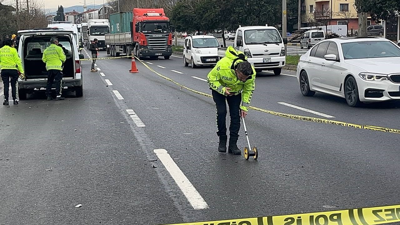 D-650’de feci kaza: Otomobilin çarptığı anne yaralandı, kızı hayatını kaybetti
