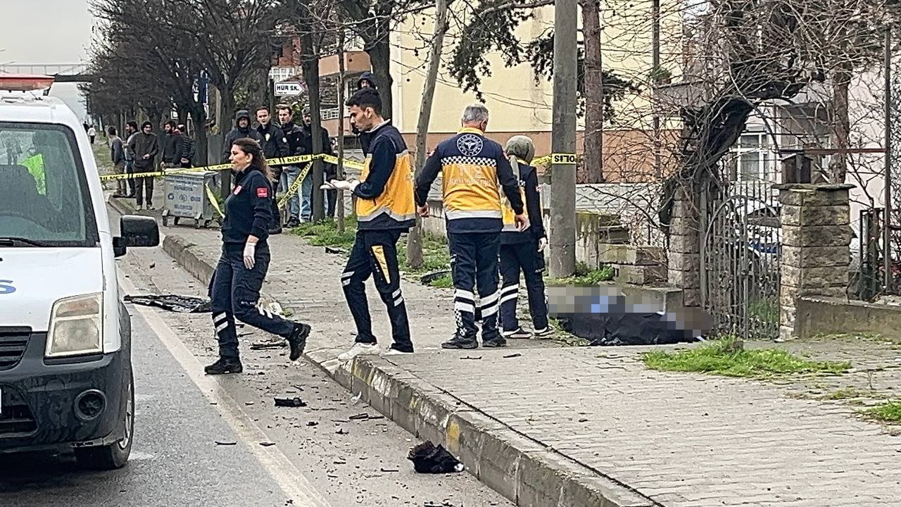 D-650’de feci kaza: Otomobilin çarptığı anne yaralandı, kızı hayatını kaybetti
