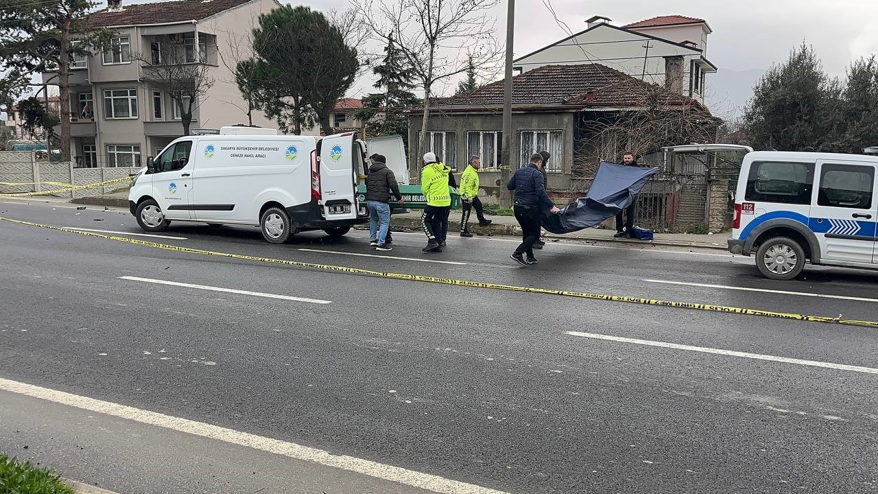 D-650’de feci kaza: Otomobilin çarptığı anne yaralandı, kızı hayatını kaybetti
