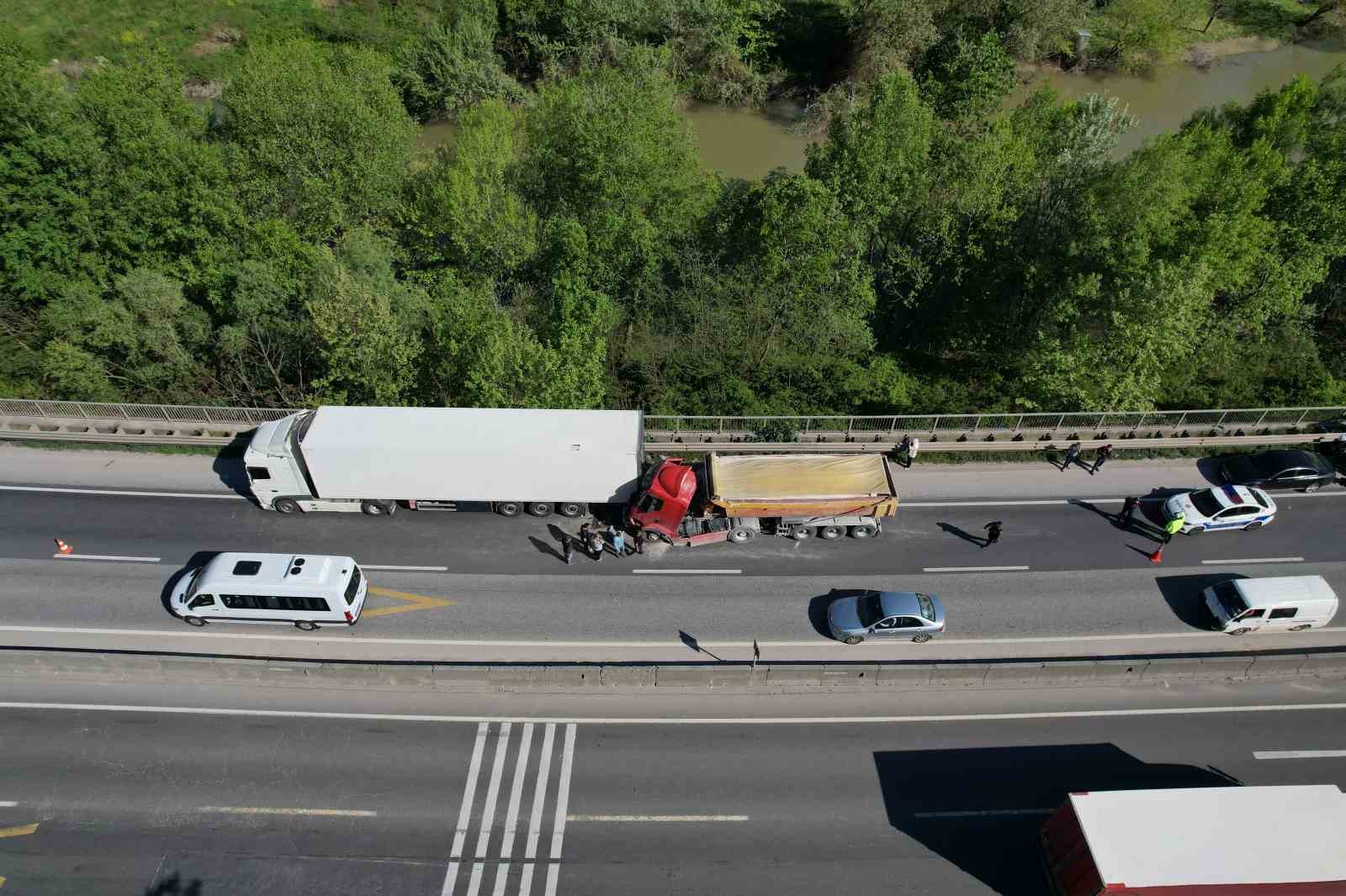 D-650’yi kilitleyen kaza: İki tır çarpıştı, uzun araç kuyrukları oluştu
