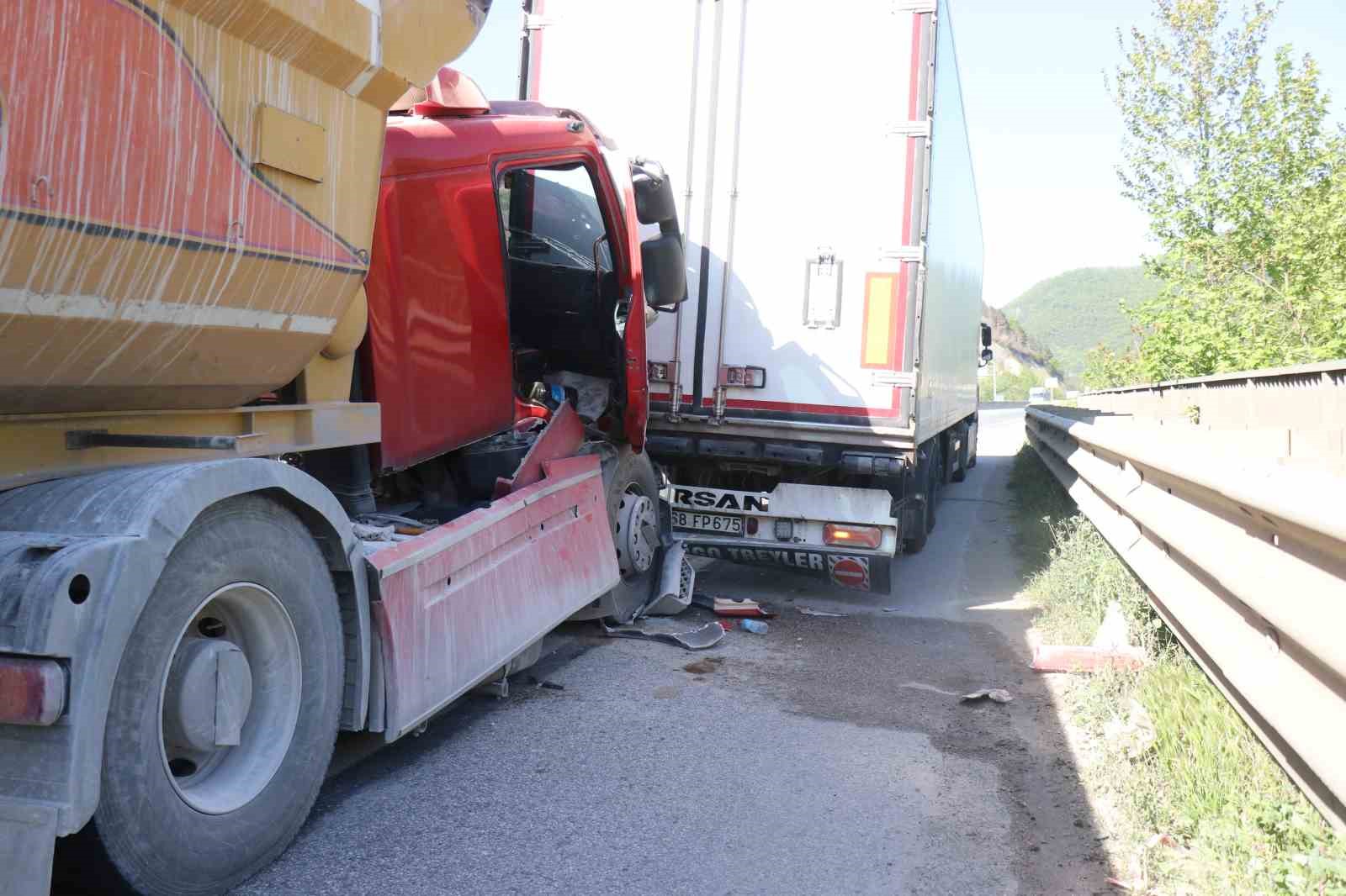 D-650’yi kilitleyen kaza: İki tır çarpıştı, uzun araç kuyrukları oluştu
