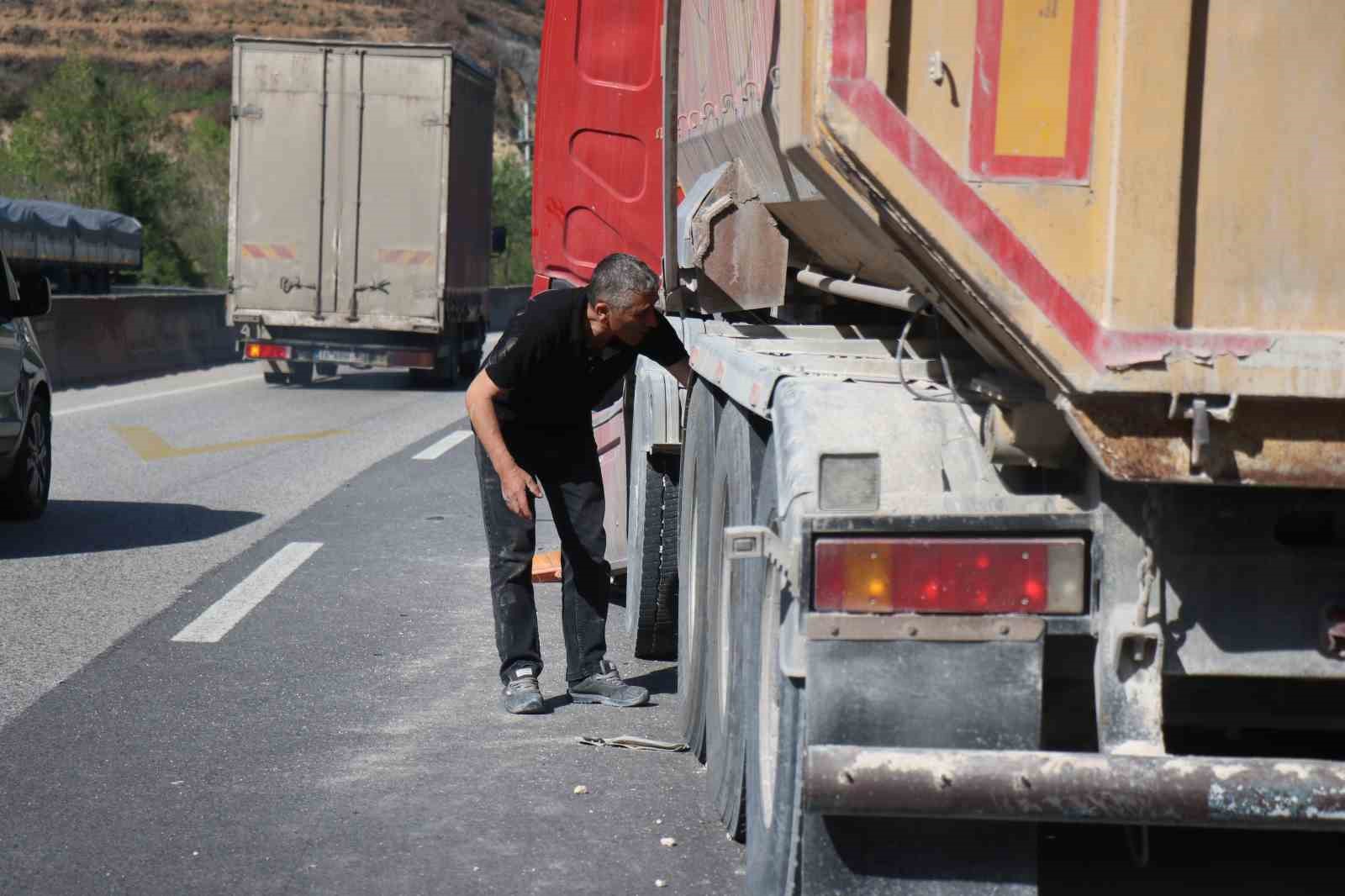 D-650’yi kilitleyen kaza: İki tır çarpıştı, uzun araç kuyrukları oluştu
