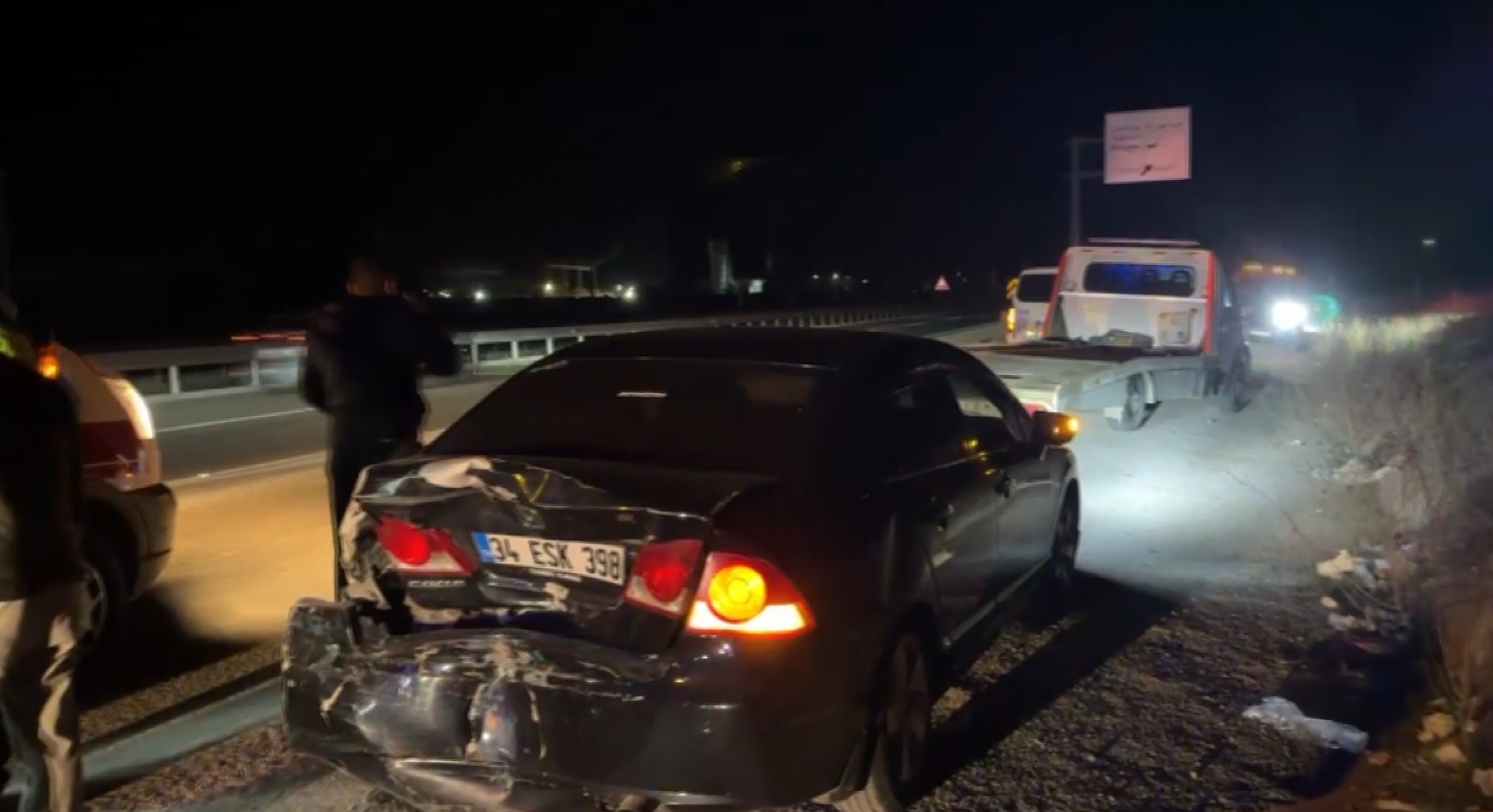 D100’de iki otomobil çarpıştı: 2 yaralı
