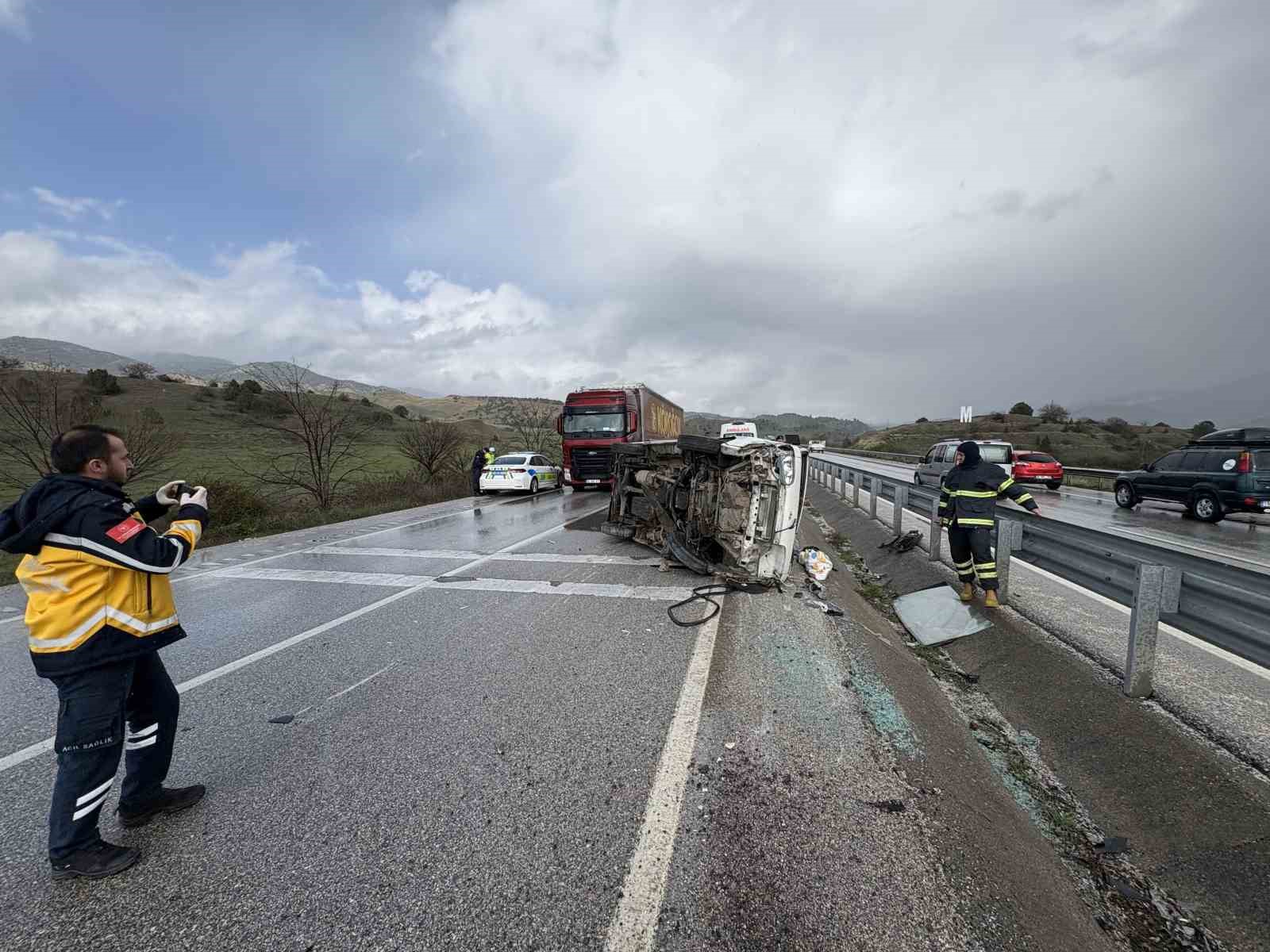 D100’de minibüs devrildi: 1 yaralı
