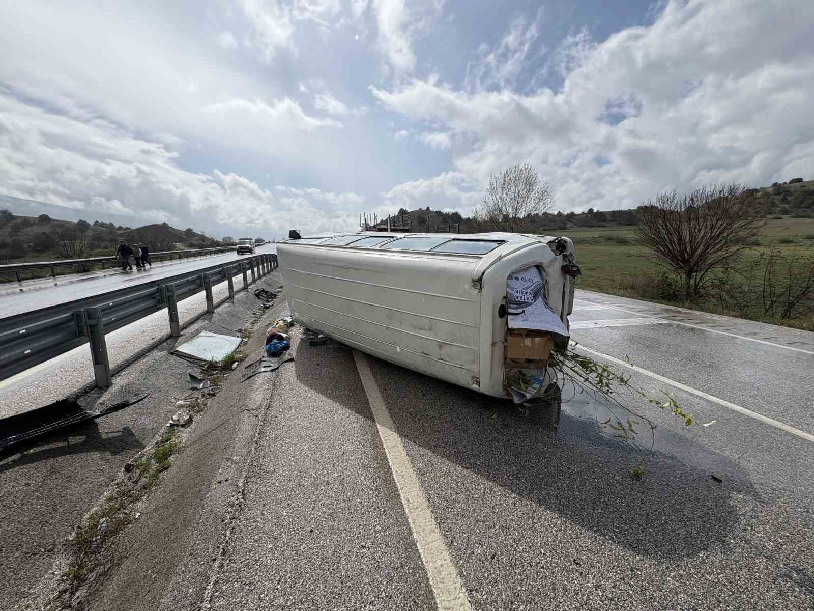 D100’de minibüs devrildi: 1 yaralı
