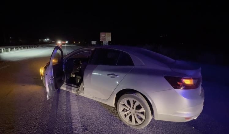 D100’de otomobil bariyerlere çarptı: 3 yaralı
