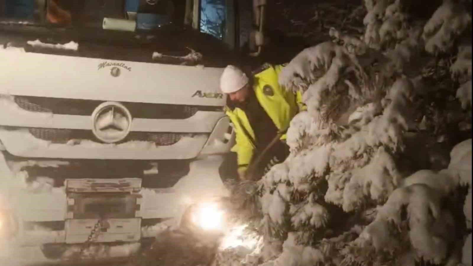 D850 kara yolu ulaşıma kapandı, polis ekipleri kürekle açmaya çalıştı
