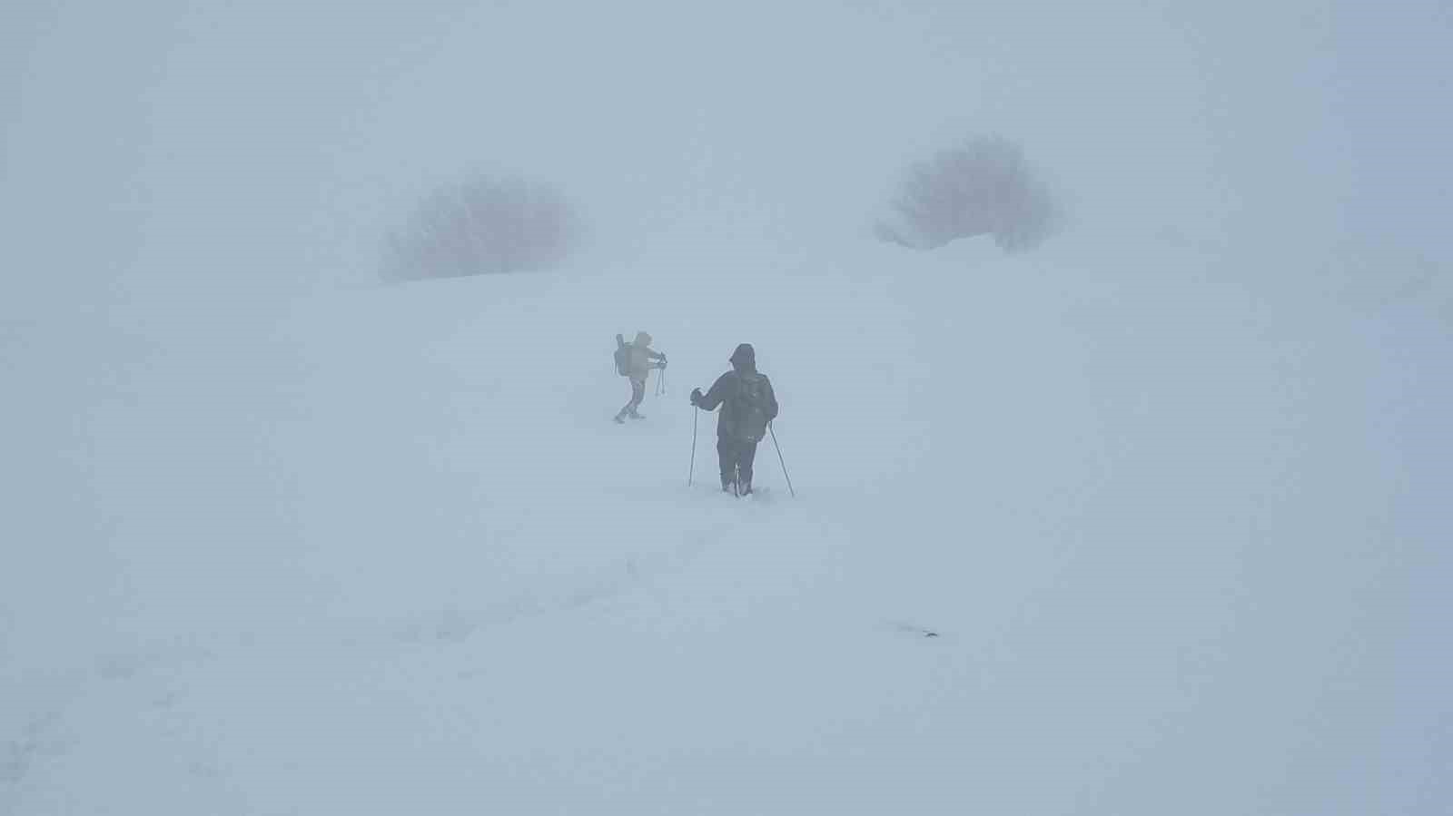 Dağcılar Bubi Dağı’na kış tırmanışı yaptı, zirvede kar mağarası oluşturdu
