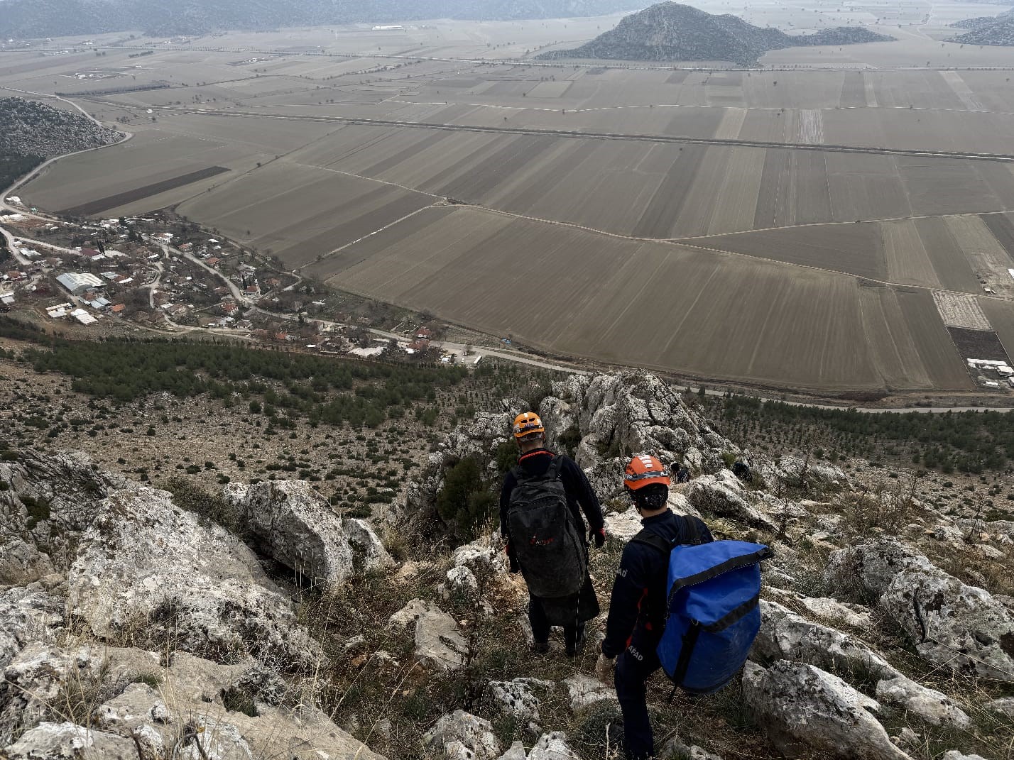 Dağda mahsur kalan keçi ekipler tarafından kurtarıldı
