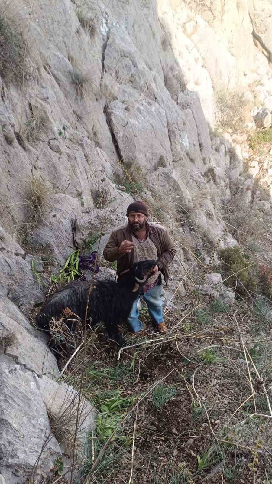 Dağda mahsur kalan keçi ekipler tarafından kurtarıldı
