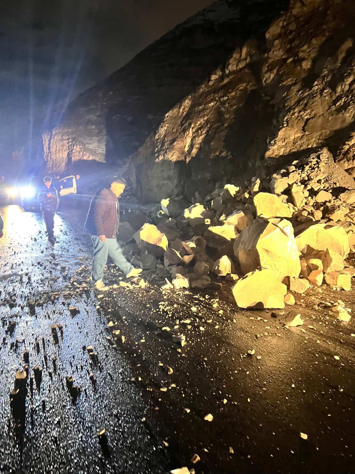 Dağdan kopan kayalar yolu trafiğe kapattı
