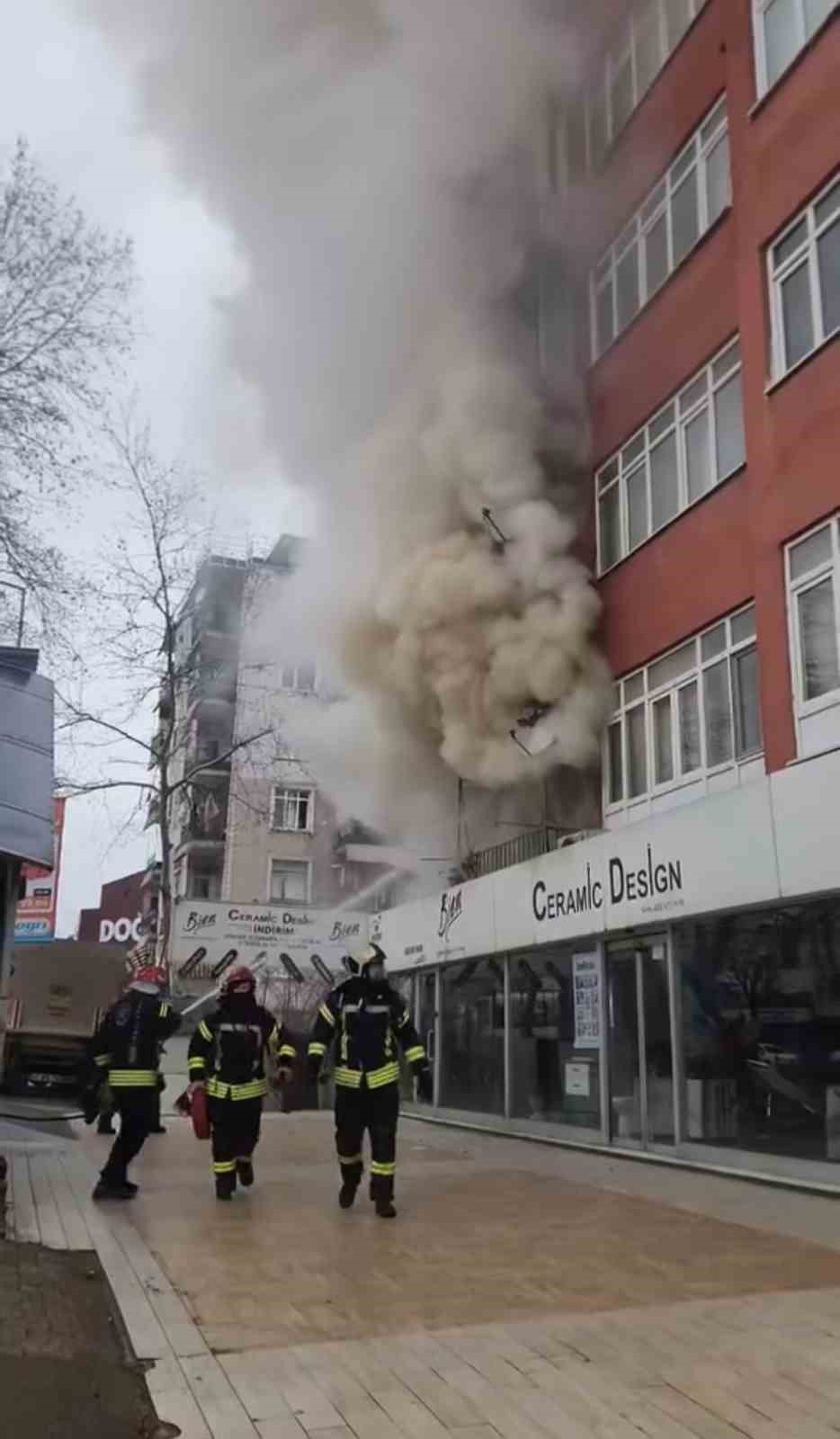 Daire alevlere teslim oldu, 4 kişi dumandan etkilendi
