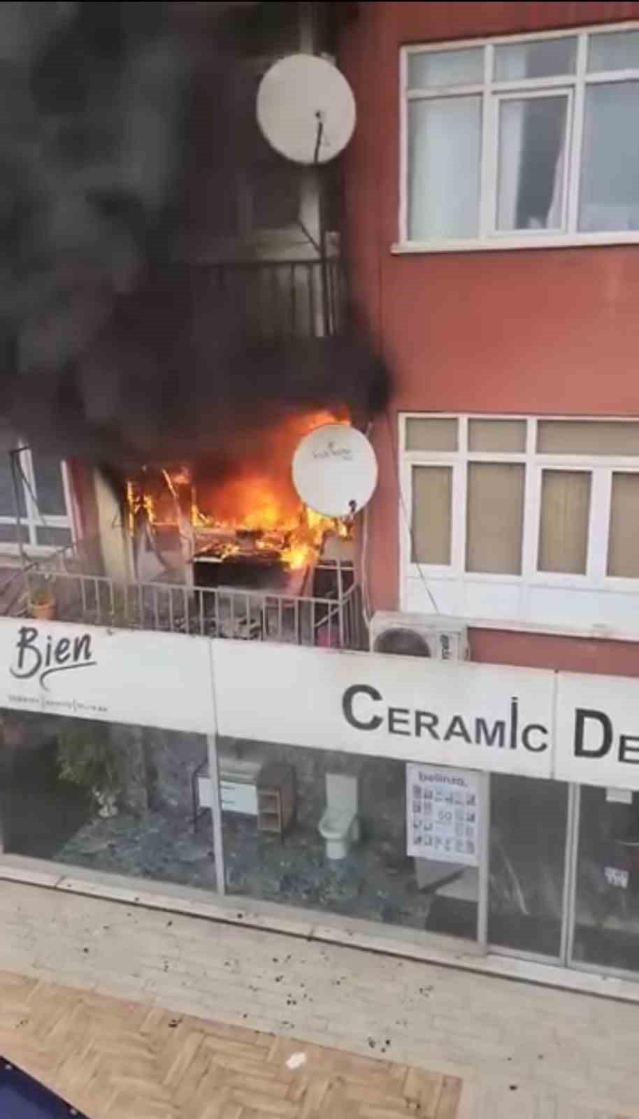 Daire alevlere teslim oldu, 4 kişi dumandan etkilendi
