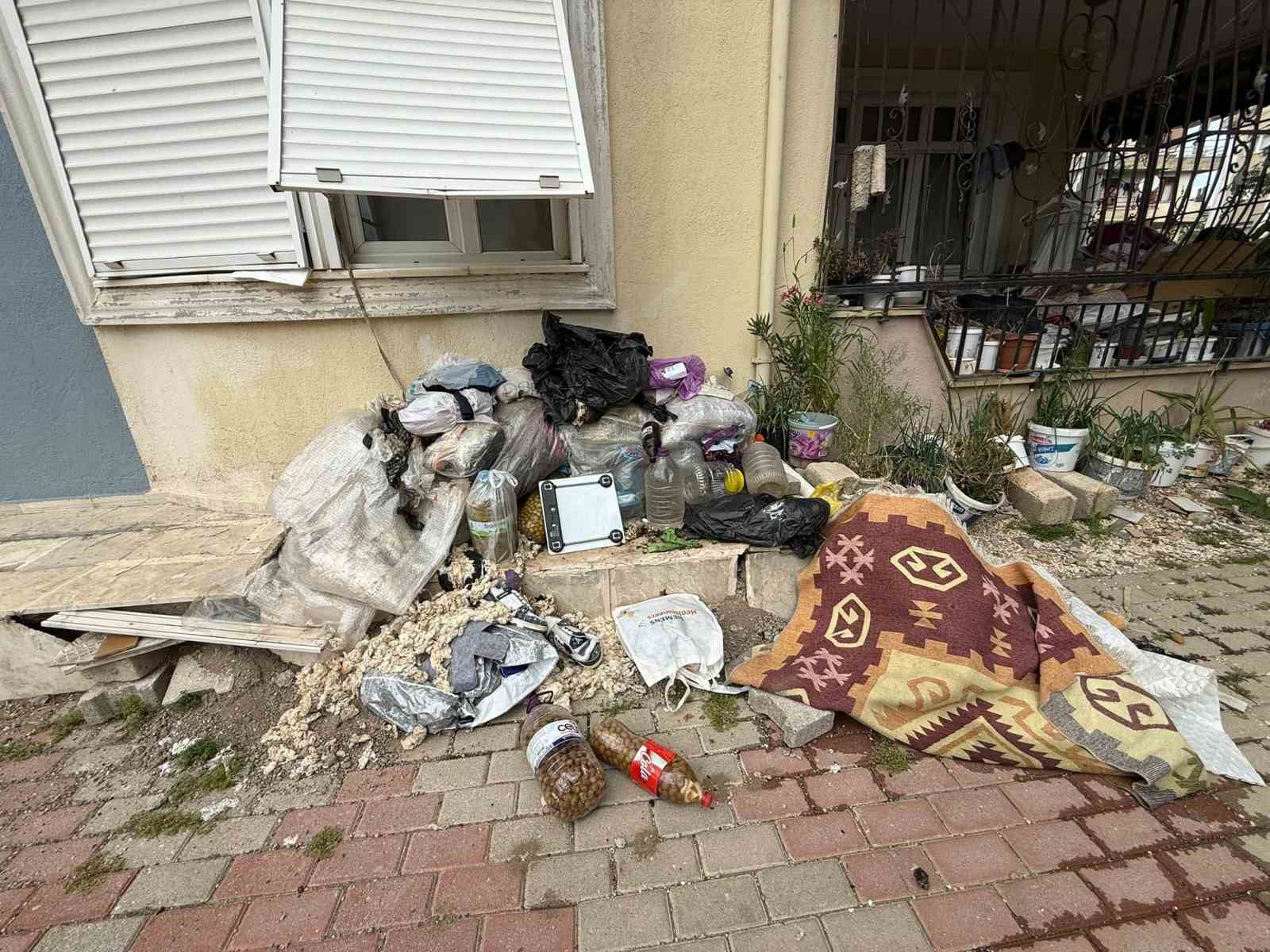 Daire içerisinde ve bahçede biriktirilen çöpler vatandaşı isyan ettirdi
