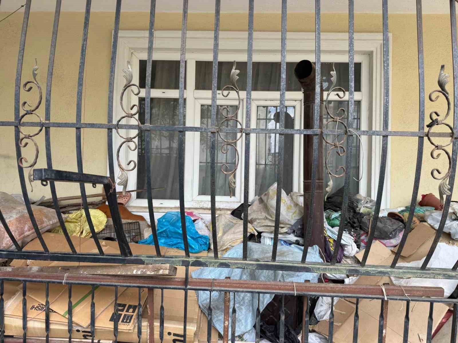Daire içerisinde ve bahçede biriktirilen çöpler vatandaşı isyan ettirdi
