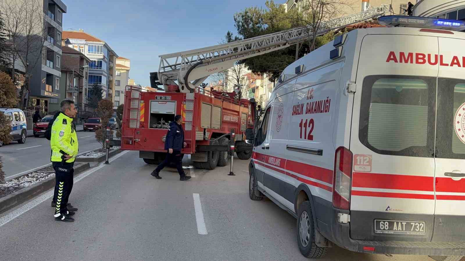 Daireler tahliye edildi, itfaiye çatıdan yangına müdahalede bulundu
