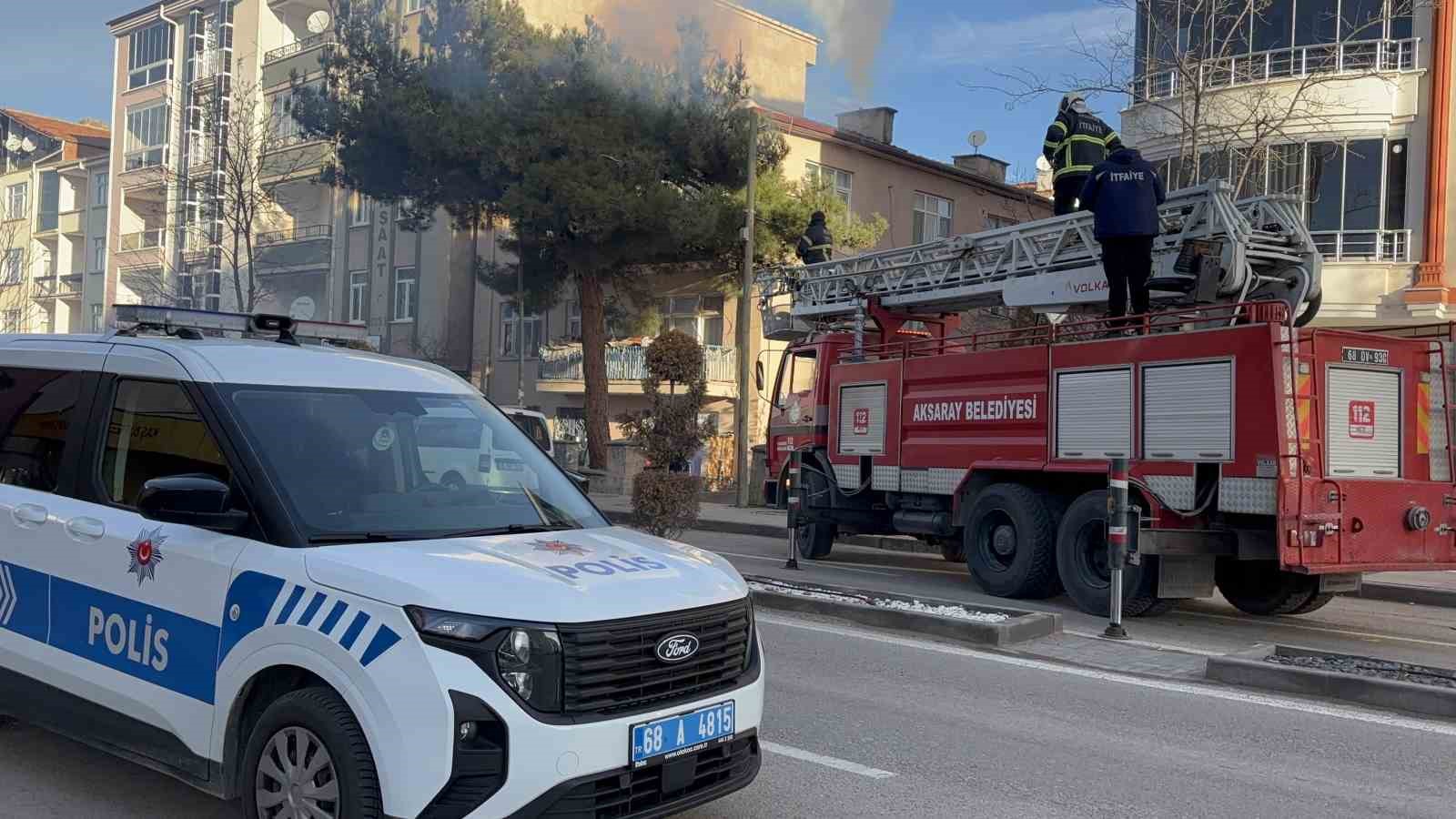 Daireler tahliye edildi, itfaiye çatıdan yangına müdahalede bulundu
