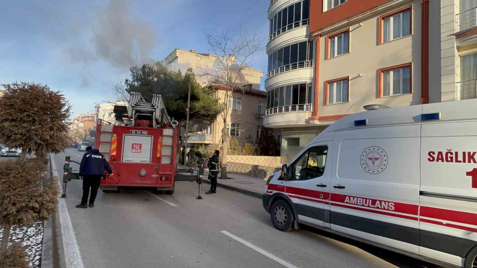 Daireler tahliye edildi, itfaiye çatıdan yangına müdahalede bulundu
