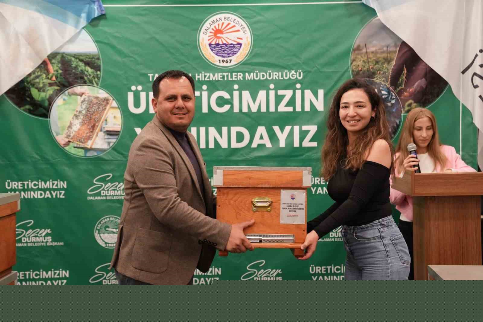 Dalaman Belediyesi’nden genç arıcılara kovan desteği
