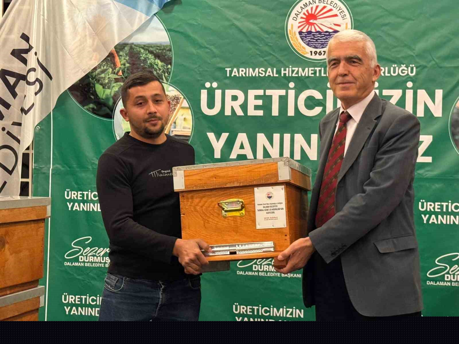 Dalaman Belediyesi’nden genç arıcılara kovan desteği
