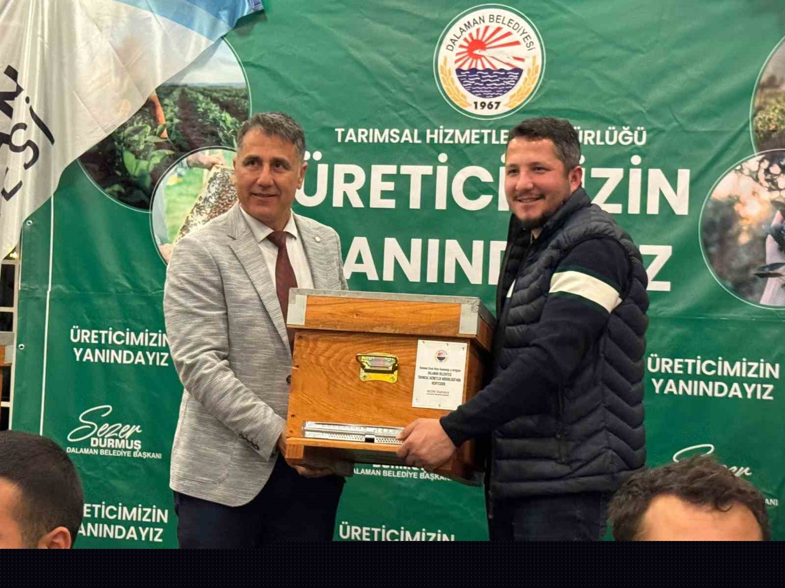 Dalaman Belediyesi’nden genç arıcılara kovan desteği
