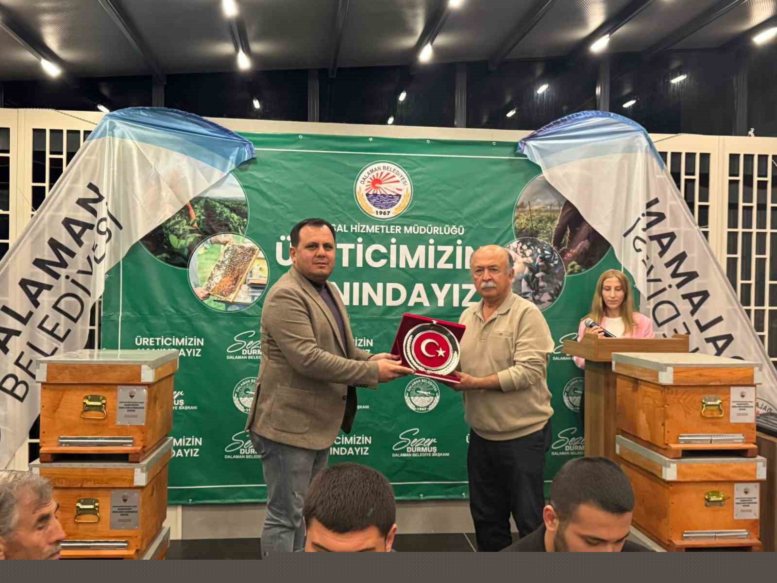 Dalaman Belediyesi’nden genç arıcılara kovan desteği
