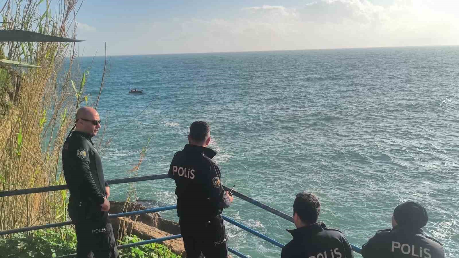 Dalgalarla boğuşan 2 kişiyi deniz polisi kurtardı
