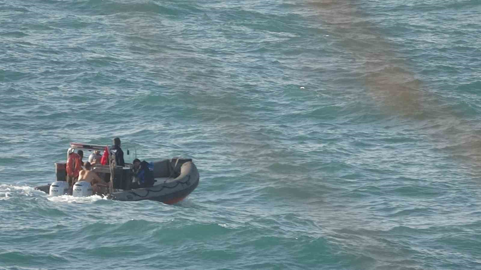 Dalgalarla boğuşan 2 kişiyi deniz polisi kurtardı
