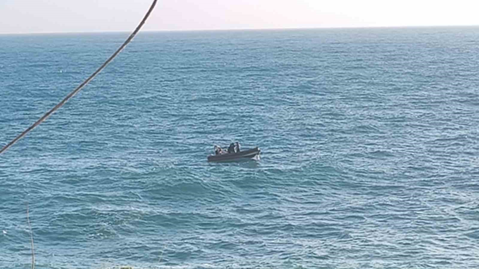 Dalgalarla boğuşan 2 kişiyi deniz polisi kurtardı
