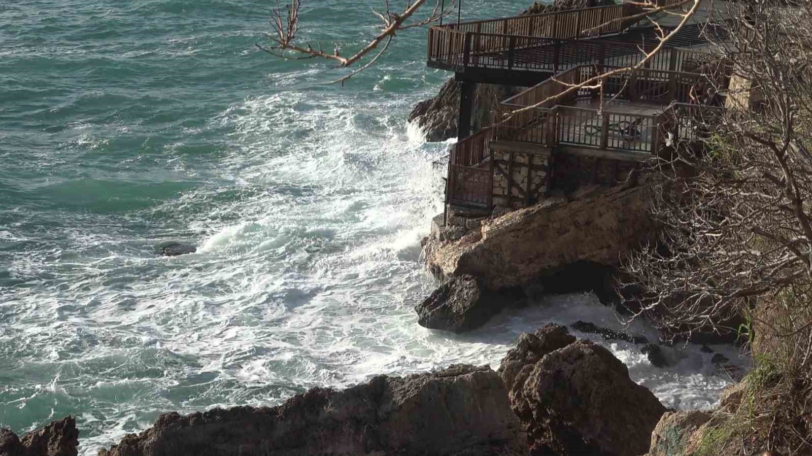 Dalgalarla boğuşan 2 kişiyi deniz polisi kurtardı
