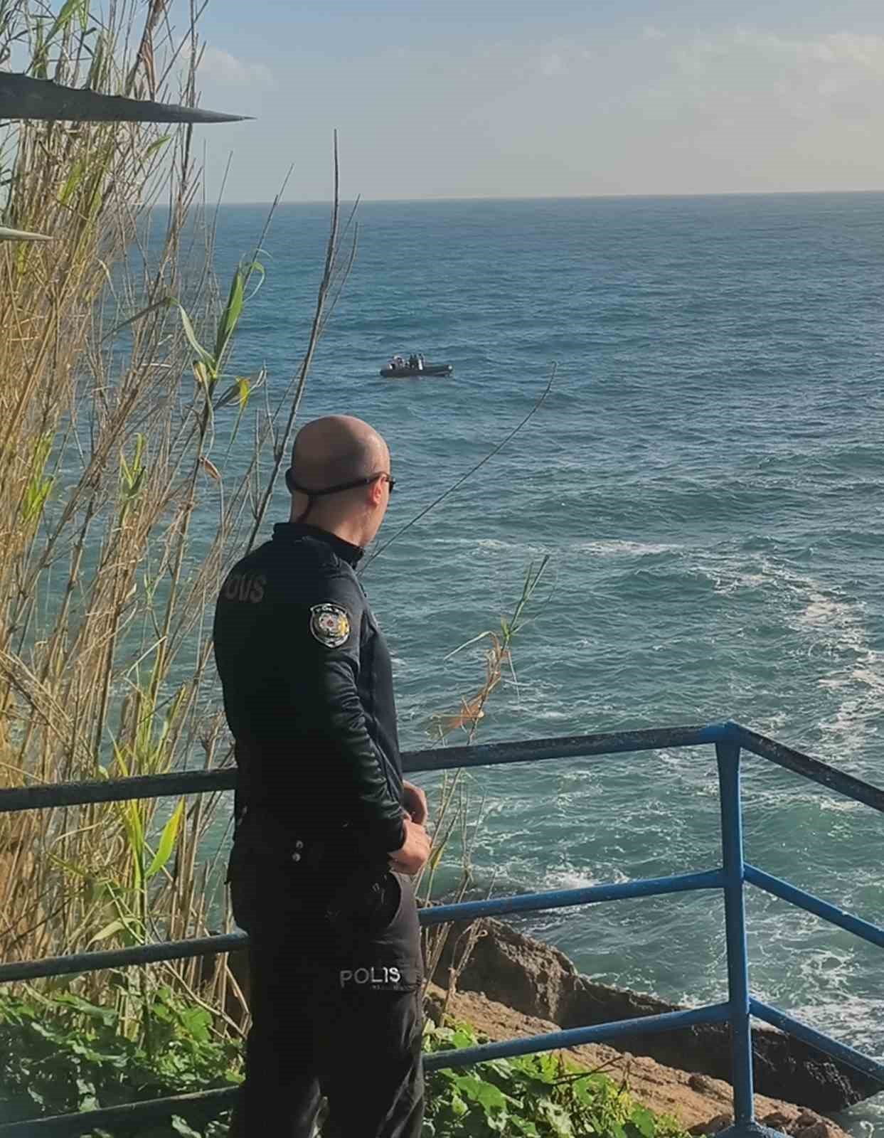 Dalgalarla boğuşan 2 kişiyi deniz polisi kurtardı
