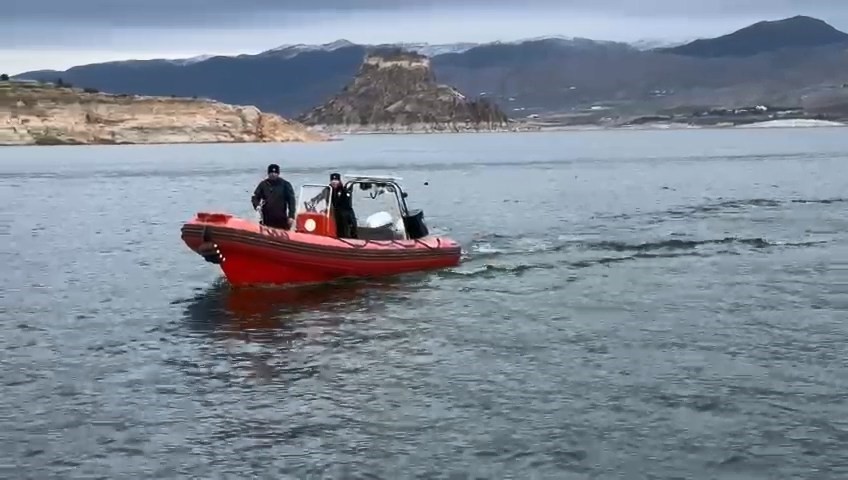 Dalgıç polisler Keban Baraj sahasında yaşlı adamı arıyor
